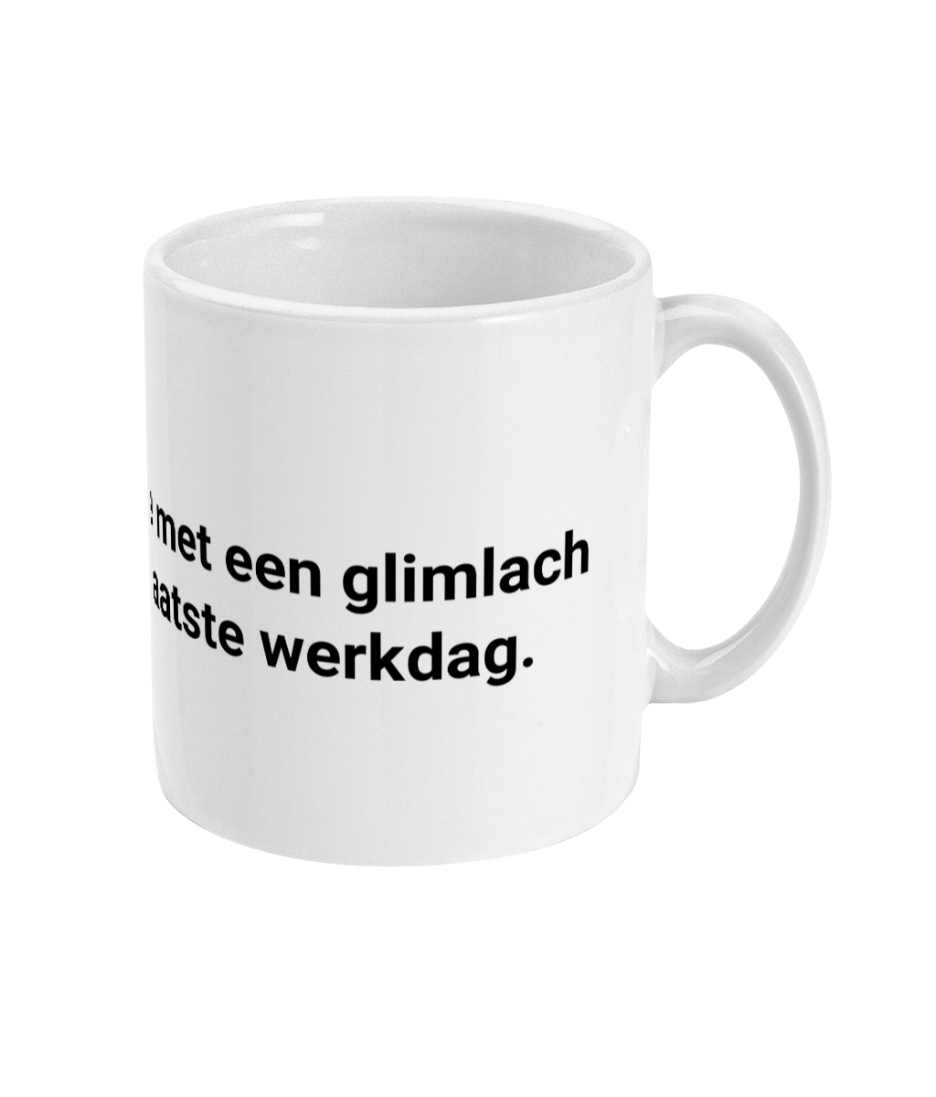Ik breng je koffie met een glimlach want dit is je laatste werkdag.